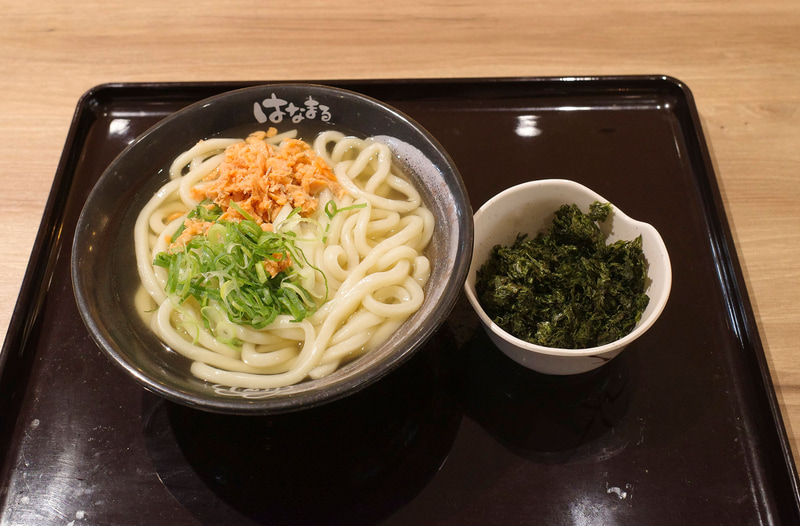 「紅鮭だし茶漬け風うどん」の有明産焼き海苔はあとから入れるスタイル!