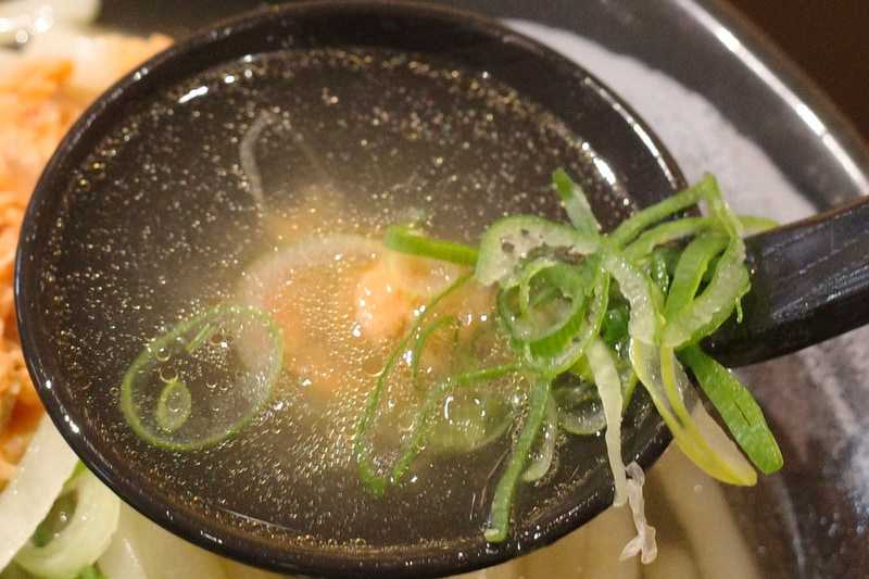 つゆ単体では塩気が軽すぎるような気がしたものの、紅鮭と青ねぎを追加することで味の不満も解決!