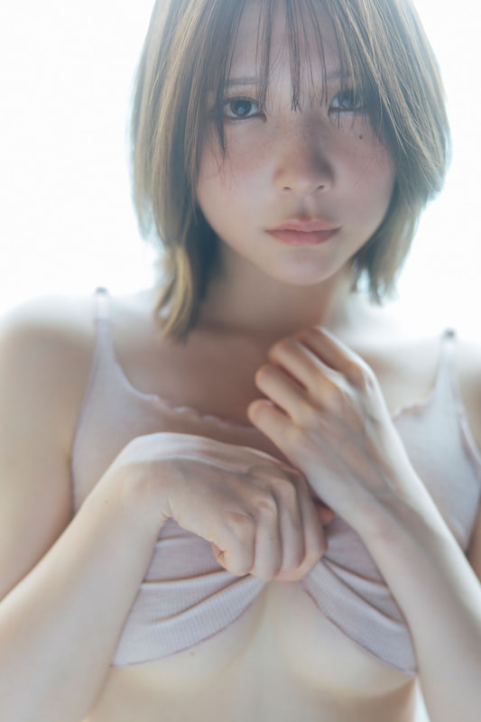 少女のようなピュアな表情、そしてトップスをたくし上げると…。美しいアンダーバストラインが眩しい　撮影／横山マサト　(c)光文社