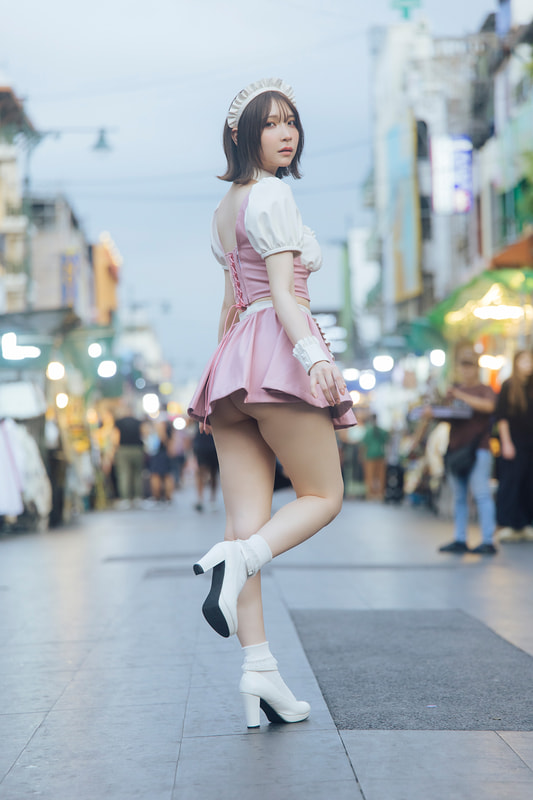 熱気溢れる街を闊歩するのは、まさかのメイド。これを着こなせるのがあまつまりなさんの真骨頂　撮影／横山マサト　(c)光文社