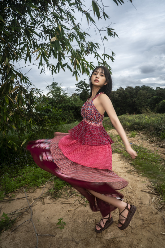 パタヤ郊外の山道ではワンピースで躍動感溢れるカットを　撮影／佐藤佑一　(C)光文社