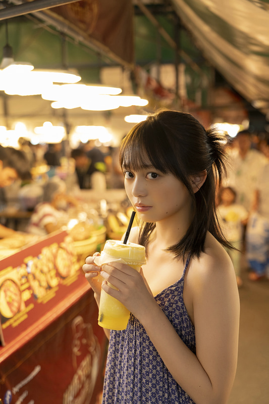 バンコクのナイトマーケットをマンゴージュースを飲みながら満喫　撮影／佐藤佑一　(C)光文社