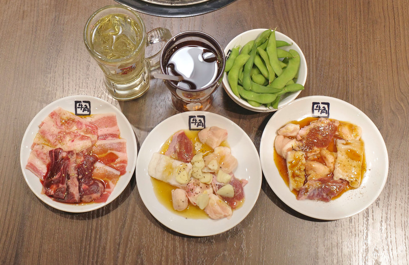 試食席には飲み放題メニューから「ハイボール」、「黒ウーロン茶」、フードメニューは「無限枝豆」、「定番!焼肉盛り」、「白MIX」、「黒MIX」がスタンバイ!