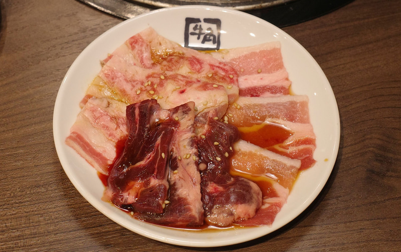 「定番!焼肉盛り」には左からジューシーカルビ、牛ハラミ、豚カルビ