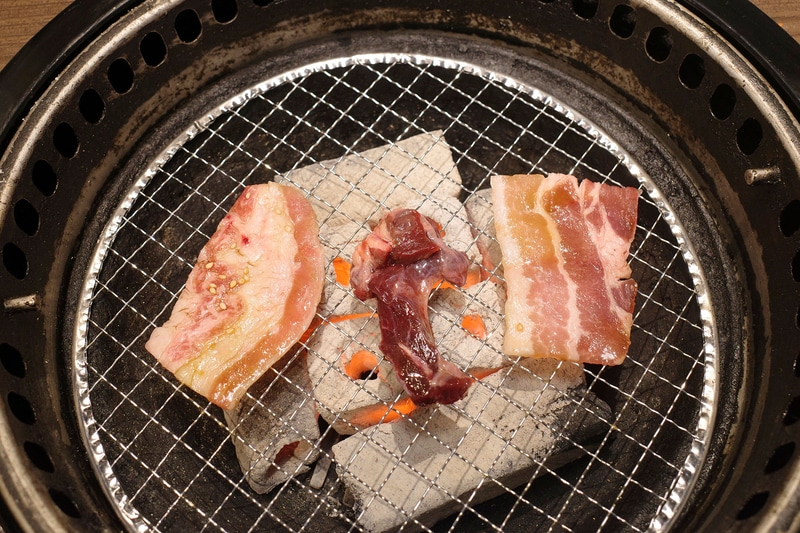 ジューシーカルビと豚カルビを焼く時間は2分ほど、牛ハラミは3分ほどかかりました