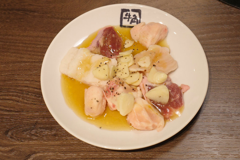 「白MIX」はお肉よりもスライスしたにんにくの絵力が強め!