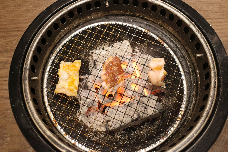 「黒MIX」はタレが焦げやすいので、表面に火が通ったら金網の端にお肉を移動させます!