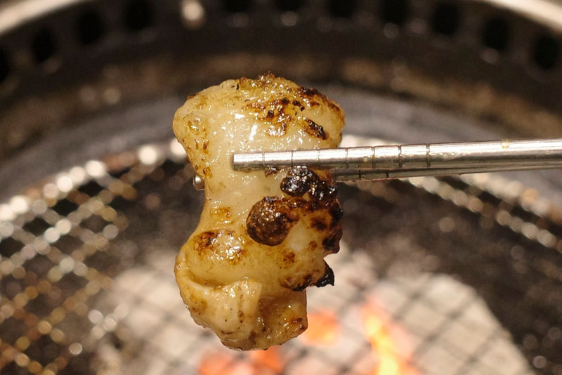 シマチョウは脂の旨味と特製醤油ダレ＆黒煎り七味がマッチして絶品!