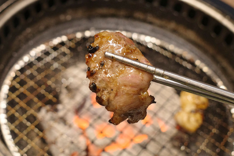 豚ハラミは旨味がライトなので、塩だれよりも濃いめな特製醤油ダレ＆黒煎り七味との親和性が高め!