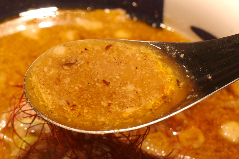 スープは塩気よりも旨味が前面に出てくる味噌スープという感じで中々美味!