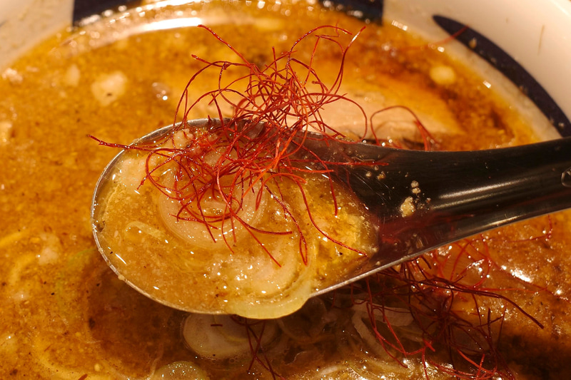 糸唐辛子と青ねぎをスープに追加することで辛旨な味噌スープに大変身!