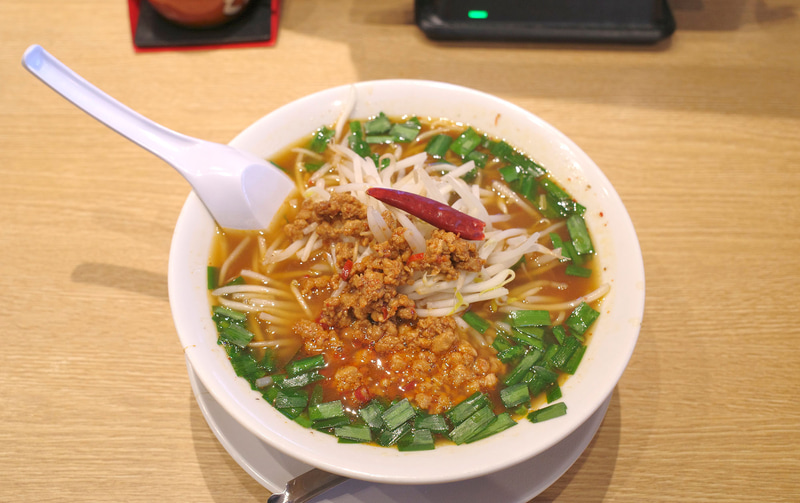 「台湾ラーメン」にはスープ用のレンゲとは別に、小さな穴が空いた特製台湾ミンチ用のスプーンも添えられています!