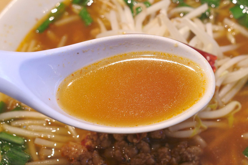 「台湾ラーメン」の味の方向性を定めるスープは、いの一番に出汁の旨味と唐辛子の辛味がせめぎ合うピリ辛テイスト!