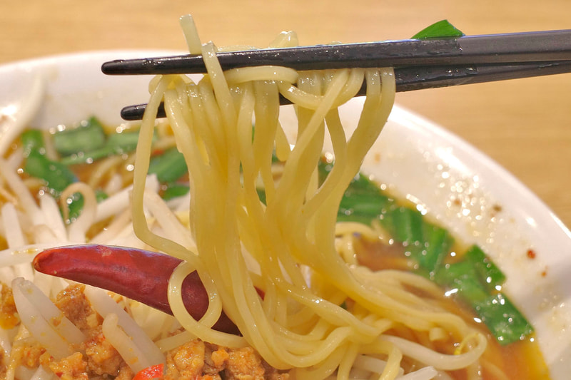 麺は細めでありながらもハリも上々で、加えてスープの味がまんべんなく浸透してウマー!