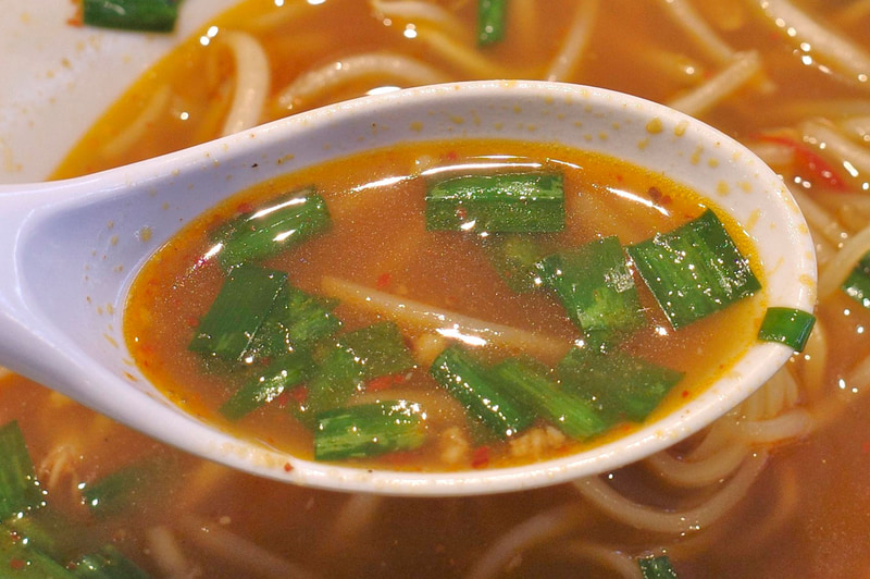 スープの味にパンチが足りないと感じたら、特製台湾ミンチやニラ、もやしを追加することをオススメ!