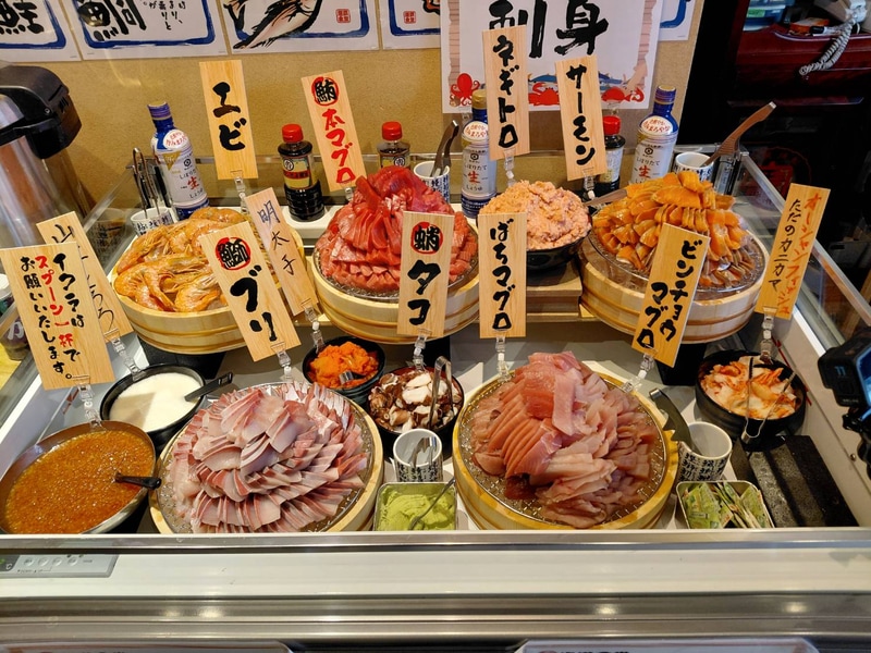 鮮度抜群なお刺身がズラリと並んだ様子は圧巻です！（漁港食堂 えびす市場名古屋駅前店の写真）