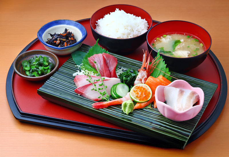夜は定食・海鮮丼も充実
