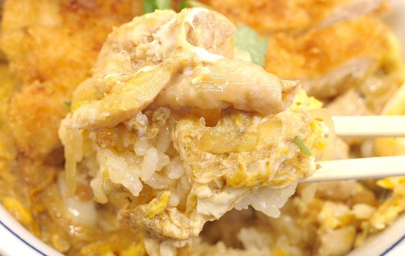 親子丼はご飯全体で鶏肉の玉子とじから染み出たつゆや、具材のエキスを受け止めてめちゃんこ美味!