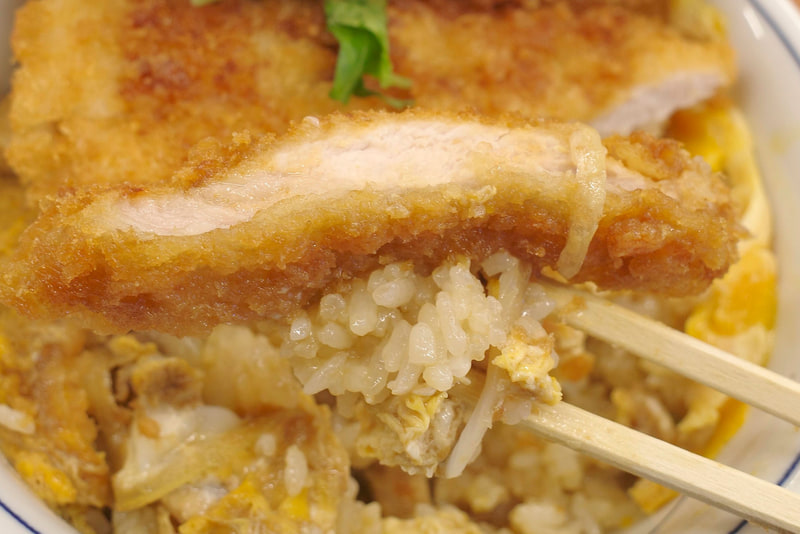 具とご飯とのマッチング度合いは親子丼には劣るものの、出汁醤油ロースカツ丼も中々イケます!