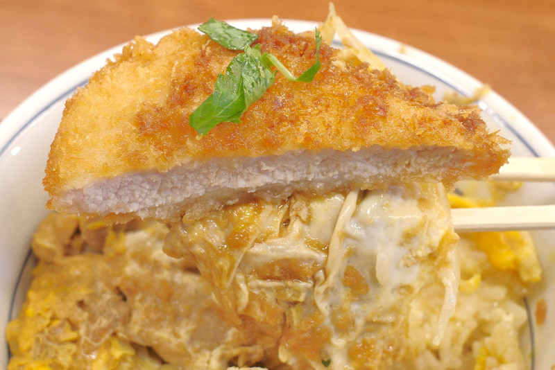 「出汁醤油カツ on the 親子丼」は、可能な限り多くの具とご飯を一緒に味わうのが正解と実感しながらFINISH!