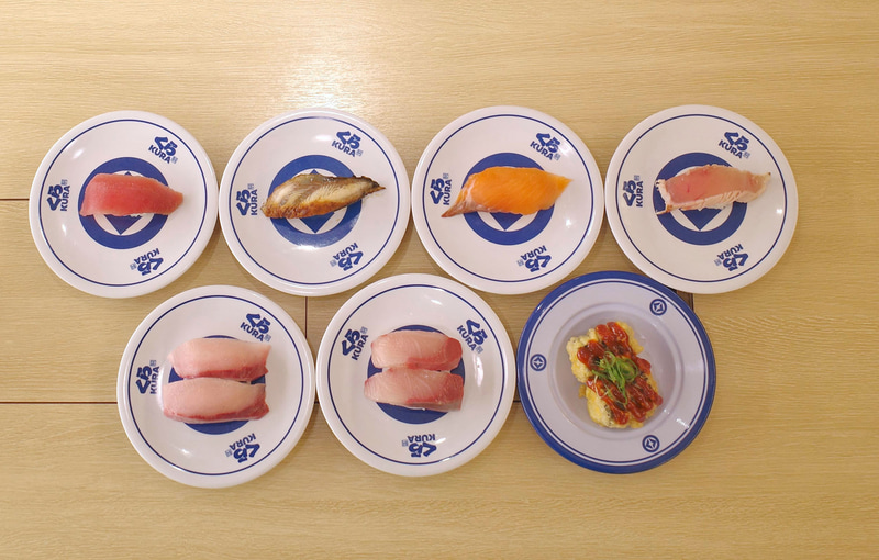 今回、お寿司は計7種類「大切りみなみまぐろ赤身(一貫)」「大切りうなぎ(一貫)」「大切りサーモン(一貫)」「大切り炙りまぐろ(一貫)」「すだちぶり」「オーガニックはまち」「クリスピーチーズ巻き(コチュジャンソース)」を実食しました!