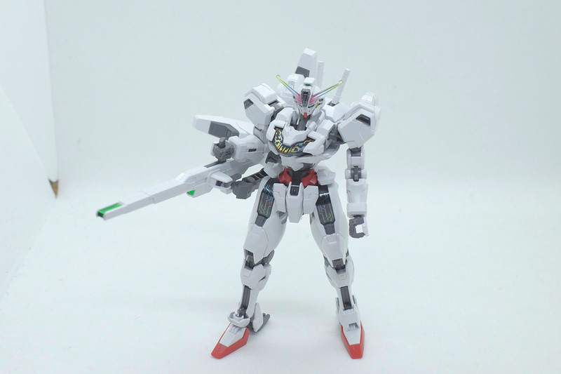 「HG 1/144 ガンダムキャリバーン」は、スタンドが無くても容易に展示出来るくらいには重量バランスが安定しています!