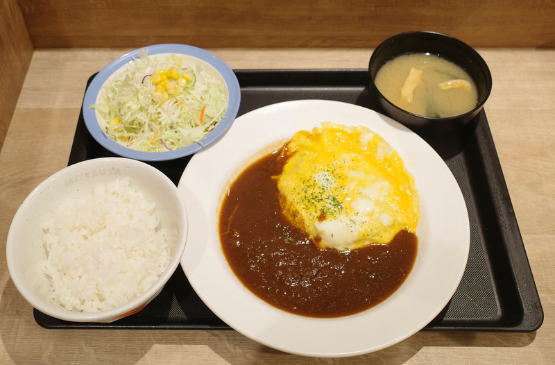 「オムデミハンバーグ定食」にはご飯、サラダ、みそ汁がついてきます!