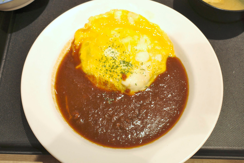 オムデミハンバーグはハンバーグ、ふわふわオムレツ、デミグラスソースでボリューミー!