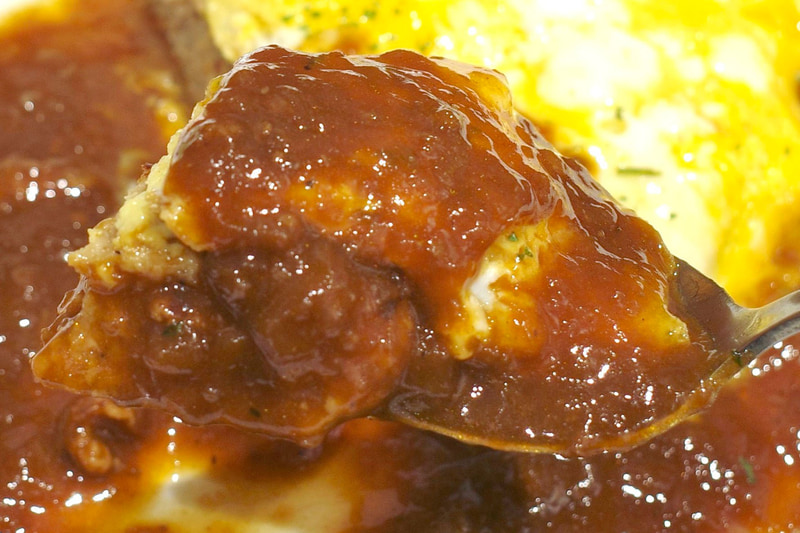 ハンバーグとふわふわオムレツの塩気が薄い問題は、デミグラスソースを絡めることで華麗に解決!