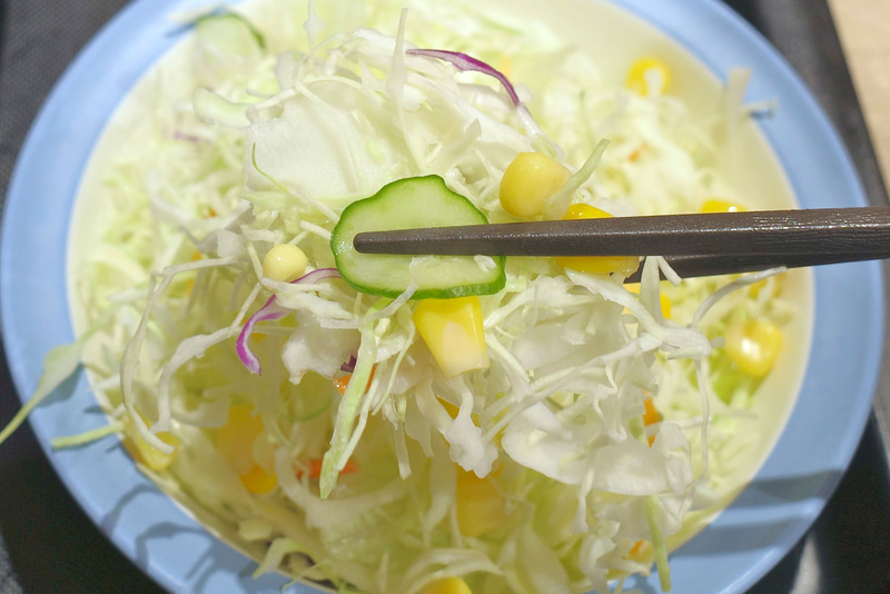 サラダはオムデミハンバーグの箸休めに最適!