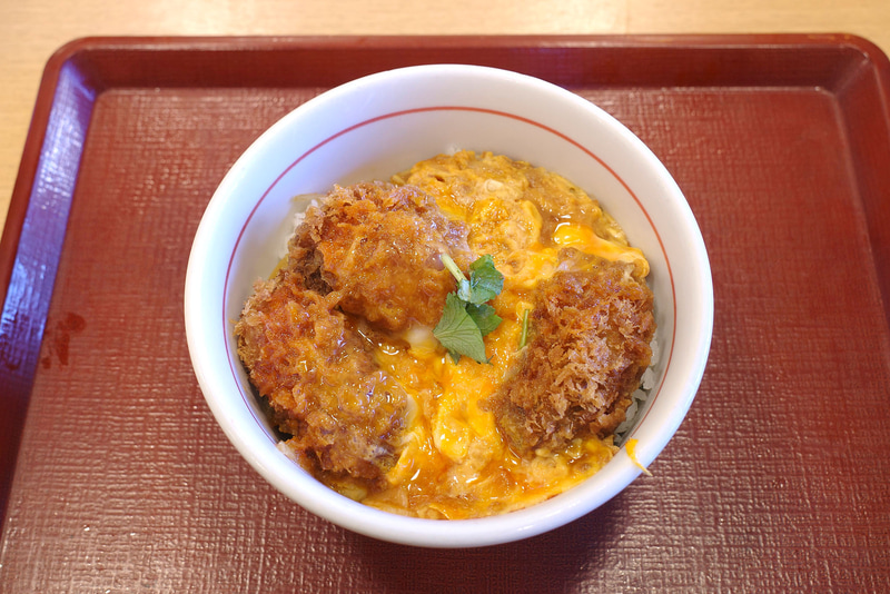 「牡蠣とじ丼(ごはん大盛)」は、注文してから5分ほどで目の前に着丼!