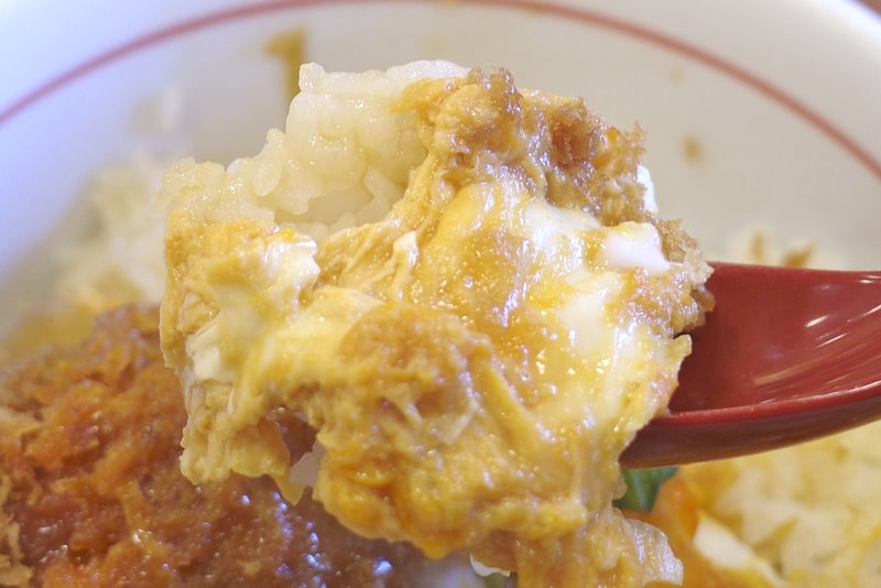 玉子とじは下味がメチャ濃いめなので、ご飯とペアにして楽しむことを推奨!