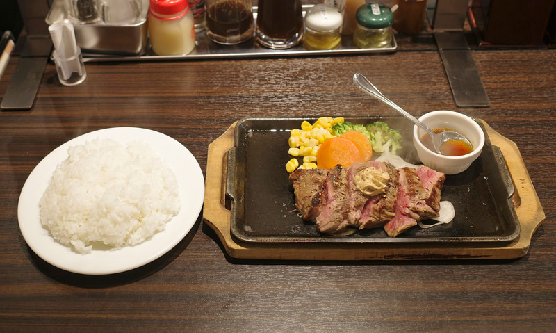 「カイノミステーキ(特製ソース付き)」と「ライス」が同タイミングで登場!