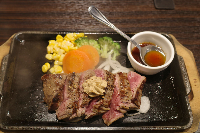 「カイノミステーキ(特製ソース付き)」の焼き加減はミディアムレアを指定!