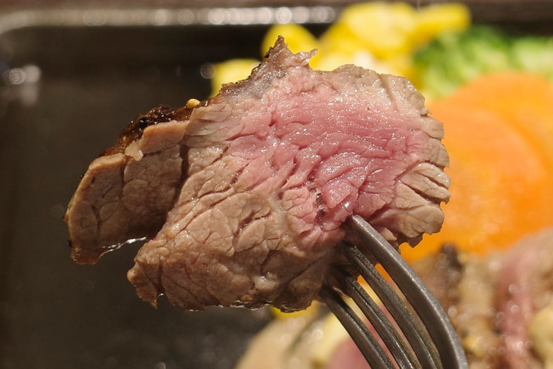 カイノミステーキは素材の持つ旨味がパワフルで、胡椒のみでも美味!