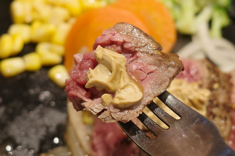カイノミステーキにバターを合わせると、サシの入ったお肉のような味わいに!