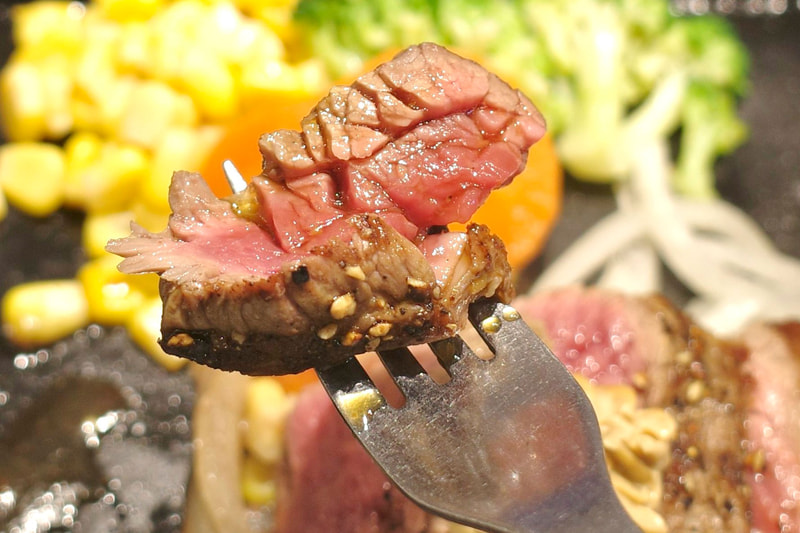 特製ソースは甘味、塩気、香気含めて上々で、カイノミステーキとの親和性も高め!
