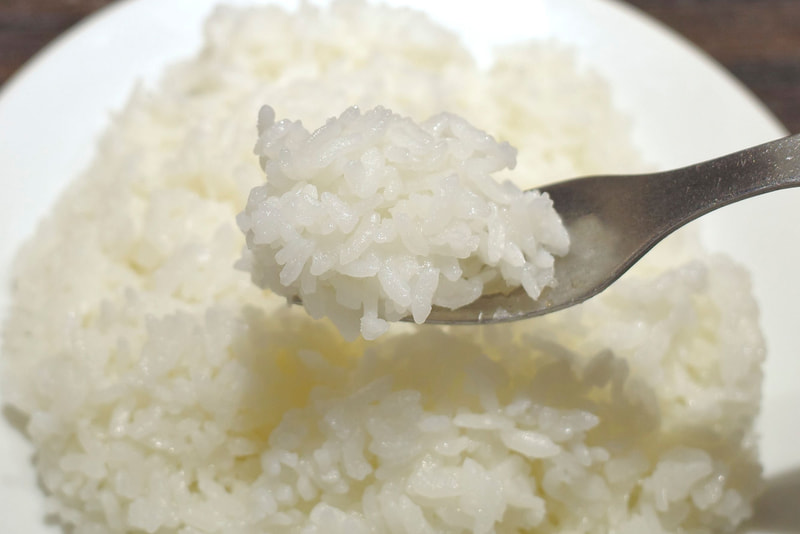 カイノミステーキを受け止めるライスはハリのある炊き加減!