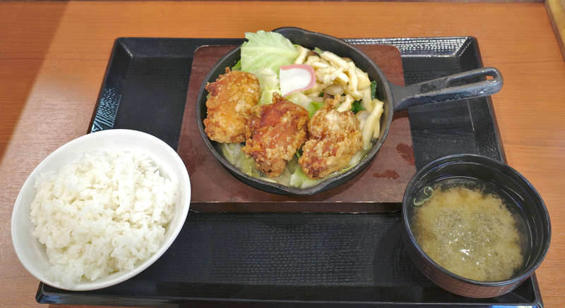 「出汁生姜からあげの塩ちゃんこ盛り定食」にはご飯、みそ汁がついてきます!