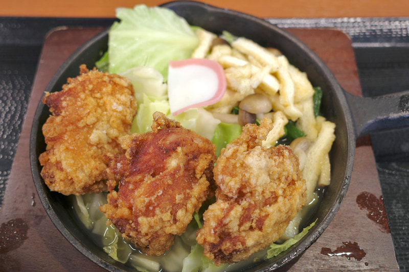 スキレットには出汁生姜からあげ、塩ちゃんこがモリモリ!