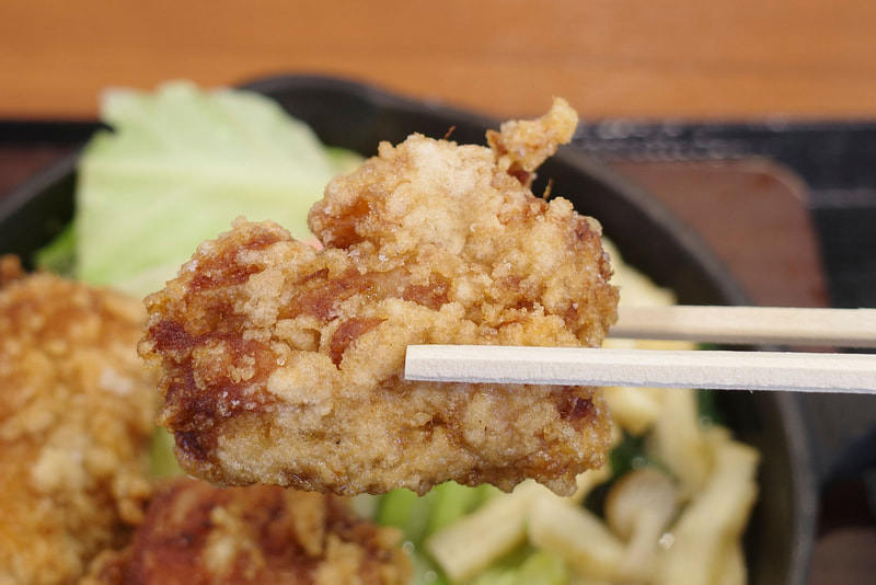 出汁生姜からあげは、サクサク感と生姜の味がビシバシ感じられる衣と、肉汁滴る鶏肉がタッグを組んで旨し!