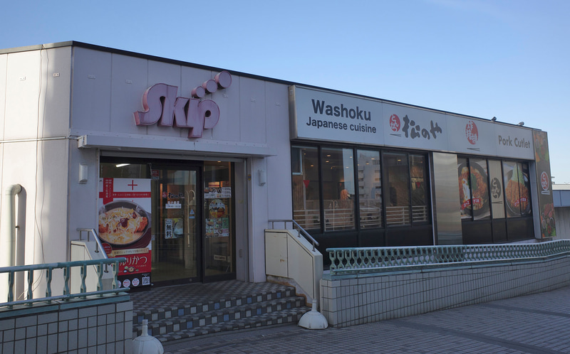 お店入口では大きなポスターで「シュクメルリチキンかつ定食」をアピール!