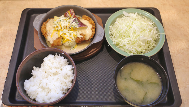 「シュクメルリチキンかつ定食」にはご飯、千切りキャベツ、みそ汁がついてきます!