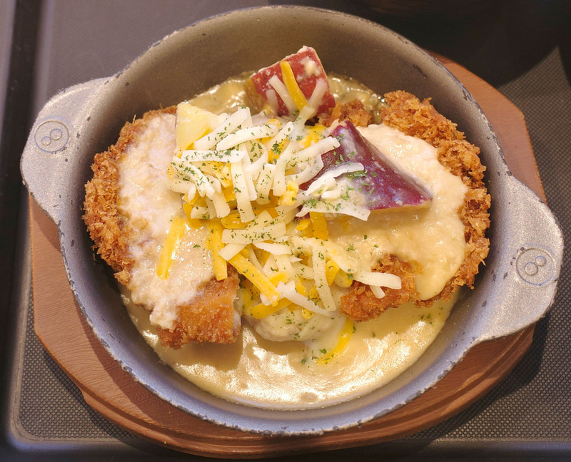 シュクメルリチキンかつの鉄鍋の中はチーズ、ホワイトソース、さつまいも、チキンかつのみとシンプル!