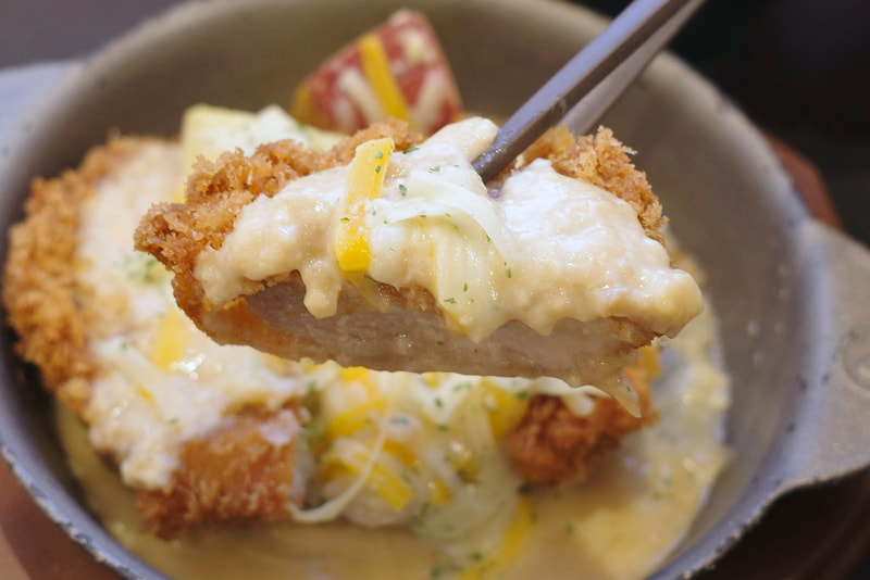 シュクメルリチキンかつはベースとなるチキンかつ自体も美味ですが、チーズとホワイトソースのコンビネーションによってご飯が恋しくなるウマさにパワーアップ!