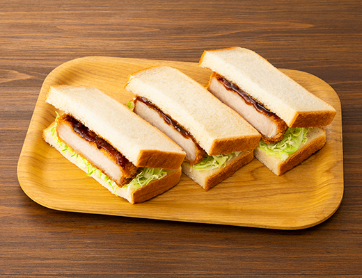 「盛りすぎ！厚切りロースカツサンド」(税込495円)