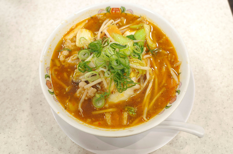 「火鍋湯麺(ヒナべタンメン)」は、麺よりも具の絵力がパワフル!