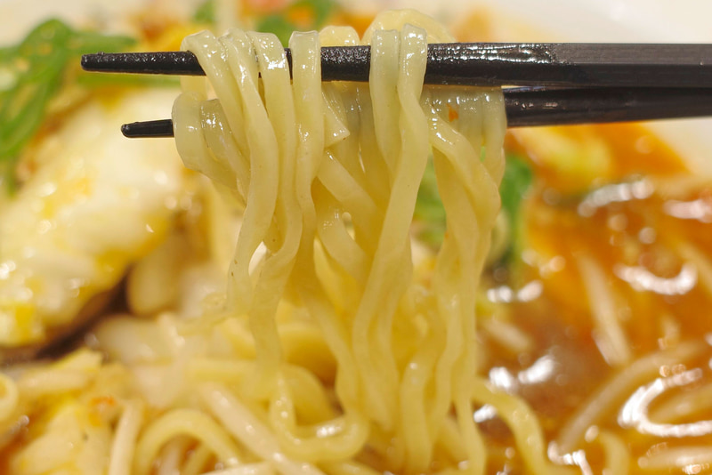 麺は食感良好な上に、メチャ辛なスープとの親和性も高く激ウマ!
