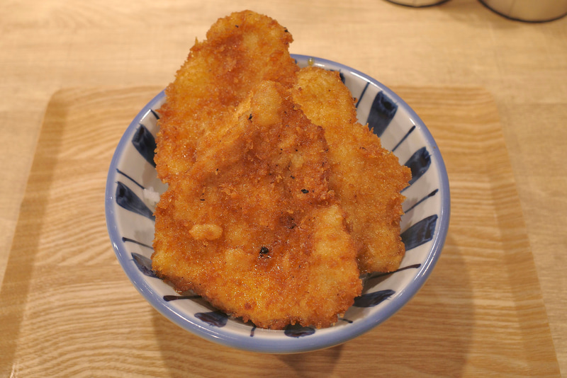 店内が混雑していたこともあり、「豚たれかつ丼 3枚」は注文してから約10分後に登場!