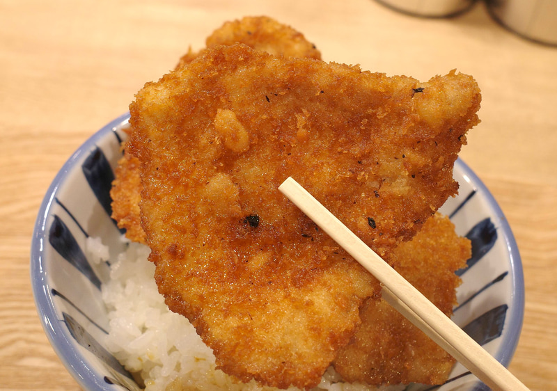 豚たれかつはタレ、素材の持つ旨味ともどもディープで、思わずご飯が恋しくなります!